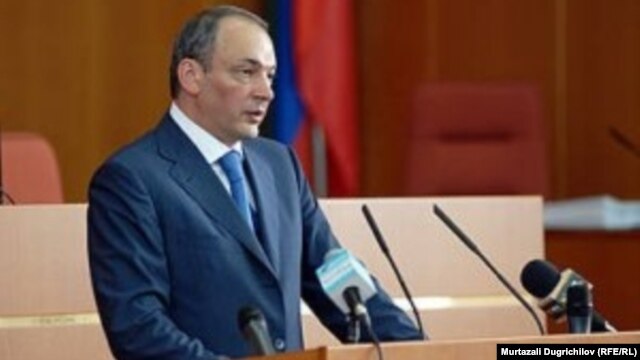 Daghestan's Magomedsalam Magomedov seems to be caught in a bind.