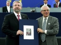 Milinkevich (left) receiving the Sakharov Prize from European Parliament head Josep Borrell (epa)