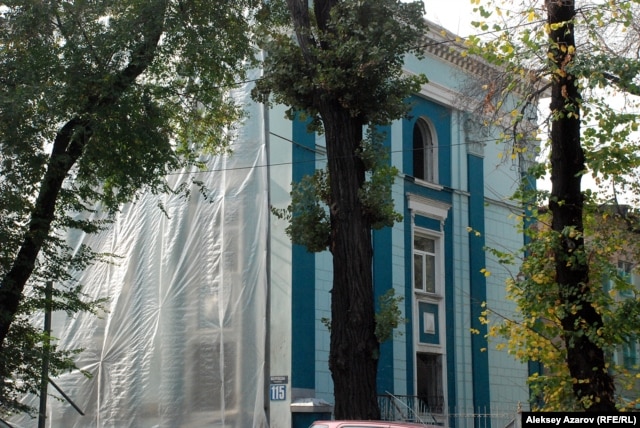 Здание на улице Желтоксан и более поздние пристройки в Алматы начали демонтировать перед сносом. 16 октября 2015 года.