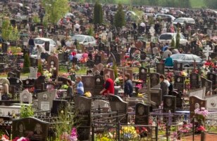 Радуніца на могілках ля Менску.