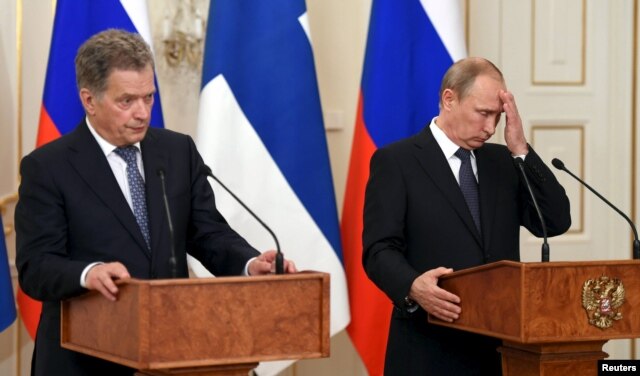 Президент Росії Володимир Путін (праворуч) та президент Фінляндії Саулі Нійністьо під час зустрічі у Москві. Червень 2015 року