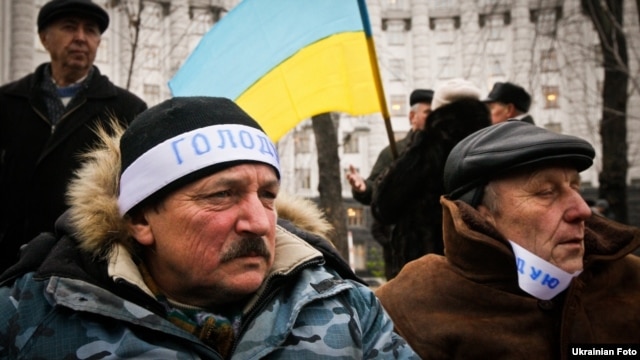Ukrainian Chornobyl veterans rally in Kyiv near the government headquarters on December 1.