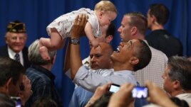 Barak Obama sa osmomesečnom bebom tokom svoje kampanje u Ohaju, jul 2012.