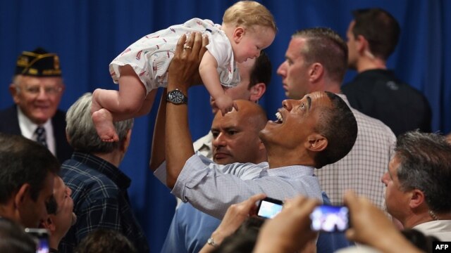Barak Obama sa osmomesečnom bebom tokom svoje kampanje u Ohaju, jul 2012.
