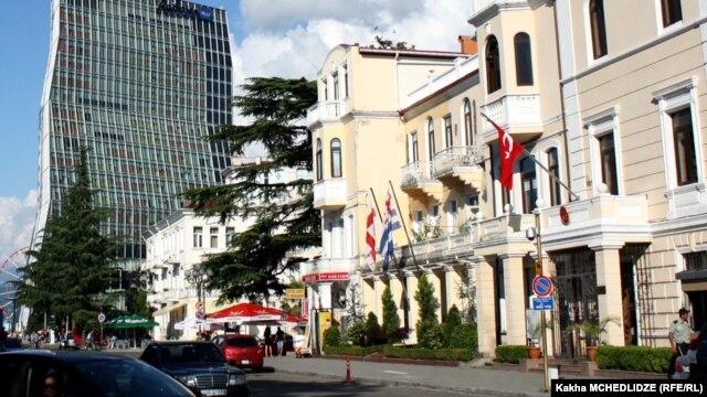 თურქეთის საკონსულო ბათუმში (მარცხნივ)