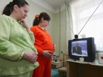 Two women in Ivanovo watch Putin's press conference on television (ITAR-TASS)
