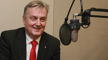 Ministar vanjskih poslova BiH Zlatko Lagumdžija tokom intervjua sa urednicom regionalnog programa RSE Sabinom Čabaravdić u Pragu 15. maja 2012.