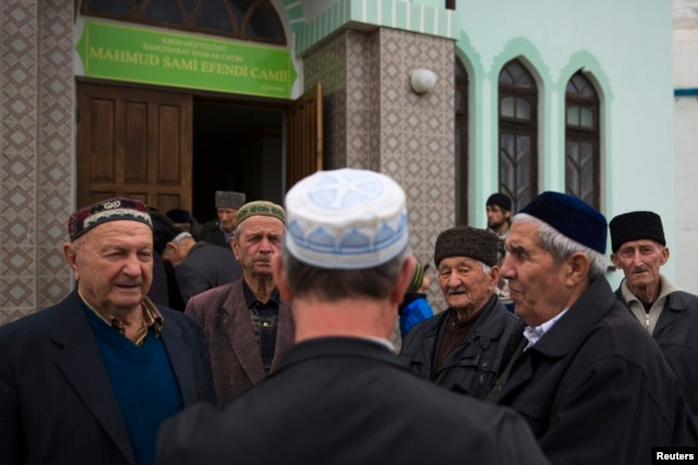 Krım tatarları Simferopolda namaz vaxtı, 7 mart 2014