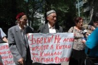 Demonstrators in Bishkek today (RFE/RL)