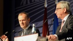The president of the European Commission, Jean-Claude Juncker (right), and the president of the European Council, Donald Tusk, attend a final press conference at the end of the Riga summit on May 22.