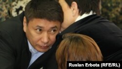 Талғат Ермегияев cотта адвокаттарымен сөйлесіп тұр. Астана, 4 сәуір 2016 жыл.