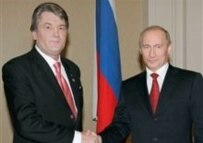 Russian President Vladimir Putin (right) with his Ukrainian counterpart, Viktor Yushchenko (file photo) (ITAR-TASS)