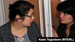 Осужденный журналист Гузяль Байдалинова (слева) после приговора успокаивает свою сестру Альмиру. Алматы, 23 мая 2016 года.