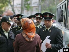 Polis İslam geyim tərzinə riayət etməyən qadına xəbərdarlıq edir, Tehran, 23 aprel 2007
