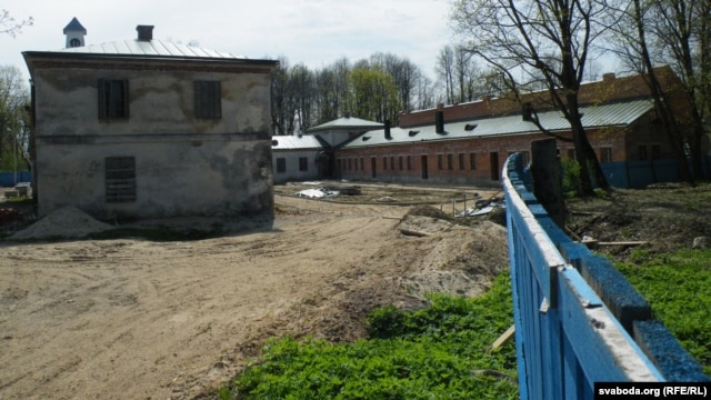Аранжарэя (цяплярня) пакуль выглядае як іншароднае цела.