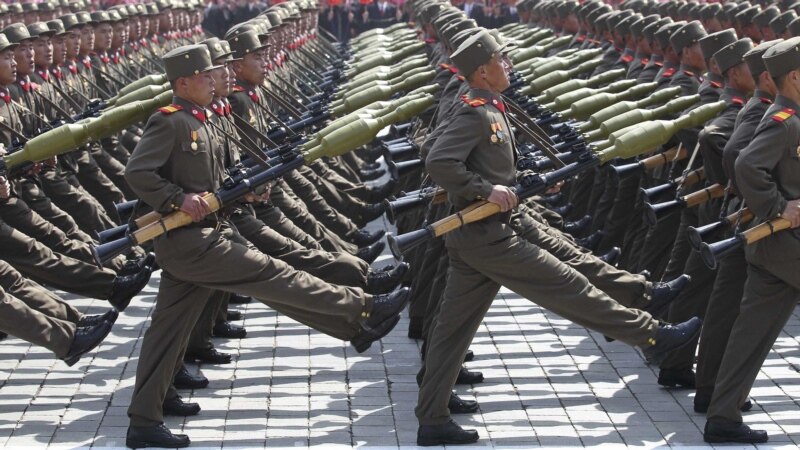 В Пхеньяне проходит военный парад 