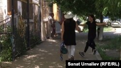 Косметолог из Москвы Эльвира Абдулаева (справа) выбегает из зала суда. Уральск, 22 июня 2016 года.