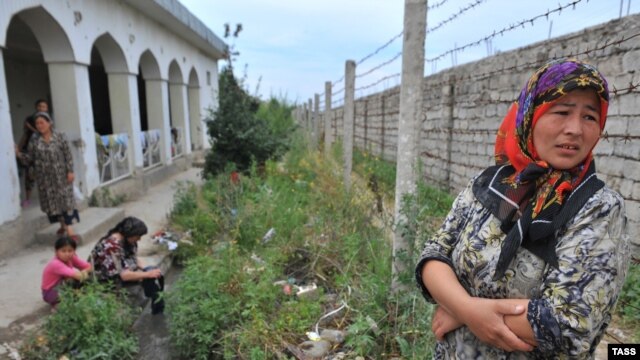 Ethnic Uzbek refugees in the village of Sura-Tash on the Kyrgyz-Uzbek border