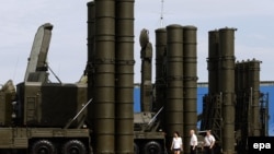 The S-400 antimissile system is capable of tracking some 300 targets and engaging three dozen simultaneously. (file photo)