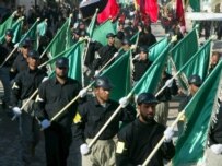 Al-Sadr's militia -- future Shi'ite foot soldiers? (epa)