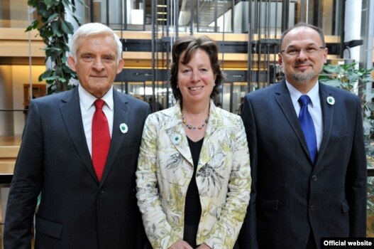 Diana Wallis i Jelko Kacin sa cvjetovima koji simboliziraju srebreničke žrtve