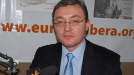 Igor Corman în studioul Europei Libere la Chișinău