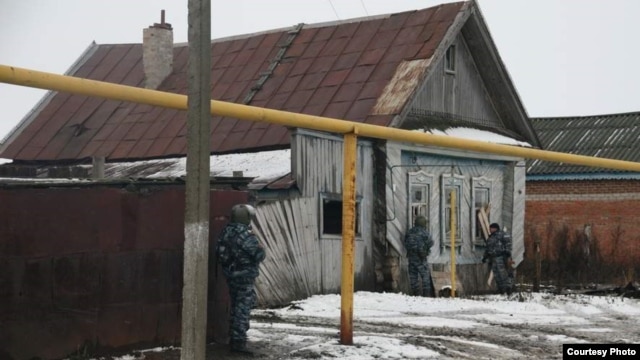 Police conduct a special operation against suspected Islamist militants in Tatarstan's Nurlat district on November 24.