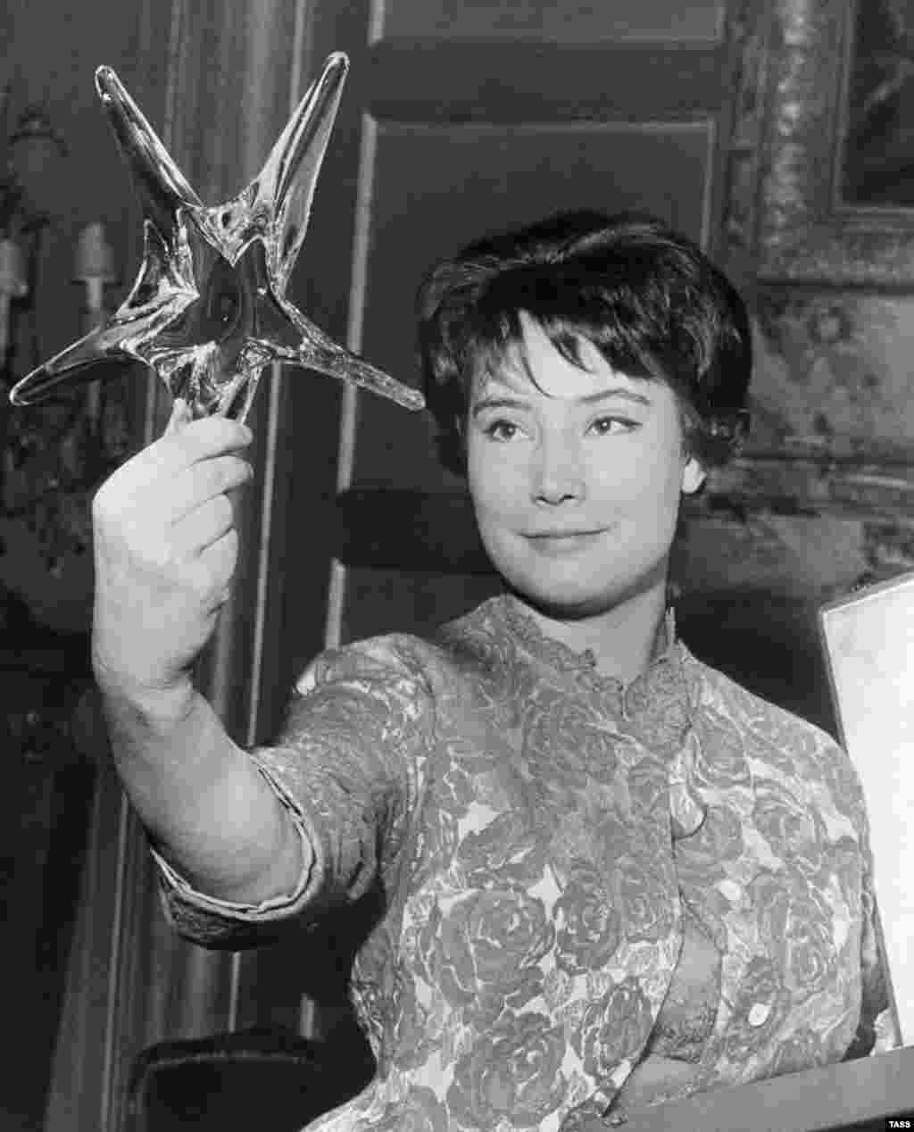 Tatyana Samoilova pictured in Paris in 1961 with an Etoile de Cristal prize for best international actress, which she won for her role in "The Cranes Are Flying." 