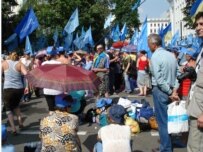 Pro-government demonstrators in Kyiv today (RFE/RL)