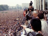 Yeltsin (right) addressing supporters on August 21, 1991 (ITAR-TASS)