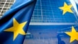 Флаг объединенной Европы перед зданием Еврокомиссии в Брюсселе