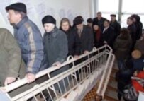 Ukrainians lining up to vote in Kyiv on March 26 (Ukrinform)