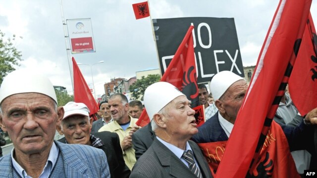 Protest kosovoskih Albanaca protiv sporazuma o Euleksu,14. septembar 2009. godine u Prištini. 