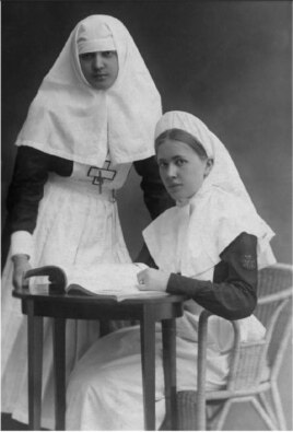 Вера Берхман с подругой. 1910-е годы