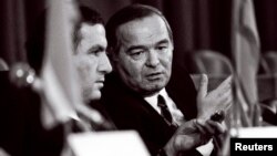 Өзбекстан президенті Ислам Каримов (оң жақта) пен Армения президенті Левон Тер-Петросян баспасөз мәслихатында отыр. Алматы, 21 желтоқсан 1991 жыл.