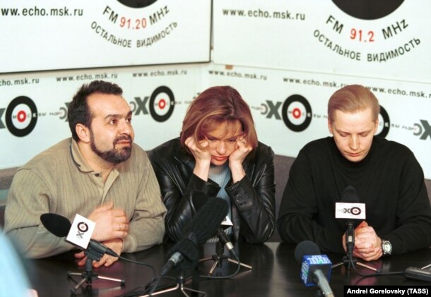 Виктор Шендерович, Светлана Сорокина и Эрнест Мацкявичюс после реорганизации НТВ, 2001 год
