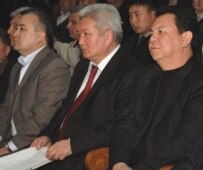 Former Prime Minister Feliks Kulov (center) at an Aksy commemoration in Bishkek today (RFE/RL)
