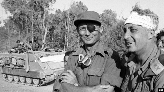 Генерал Ариэль Шарон (справа) с министром обороны Израиля Моше Даяном (слева) на западном берегу Суэцкого канала в октябре 1973 года.