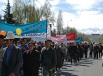 Protesters march towards central Bishkek to call for greater law and order in the country (RFE/RL)