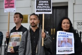 Акция в поддержку политзаключенного Арона Атабека в Лондоне. Справа - его жена Жайнагуль Айдархан, в центре - их сын Аскар Айдархан. 5 октября 2012 года.