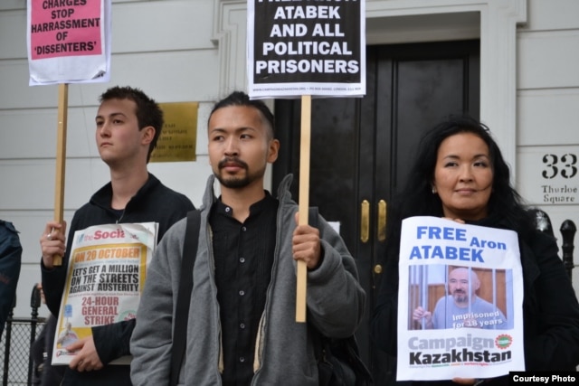 Supporters of Aron Atabek, including his son, Askar Aidarkhan (center), and wife, Zhainagul Aidarkhan, picket in front of the Kazakh Embassy in London in October 2012.