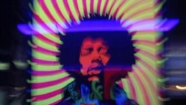 Un poster cu Jimi Hendrix la clubul Marquee din Londra.