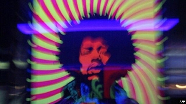 Un poster cu Jimi Hendrix la clubul Marquee din Londra.