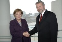 Belarusian opposition leader Alyaksandr Milinkevich (right) with German Chancellor Angela Merkel on April 7 (Bymedia.net)