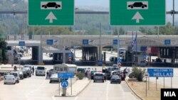 Despite ongoing tensions between the two countries Macedonian tourists still travel in droves to Greece every year. (file photo)
