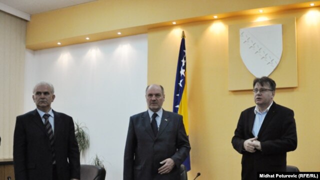Živko Budimir, Mustafa Mujezinović i Nermin Nikšić tokom primopredaje dužnosti, Sarajevo, 18. marta 2011
