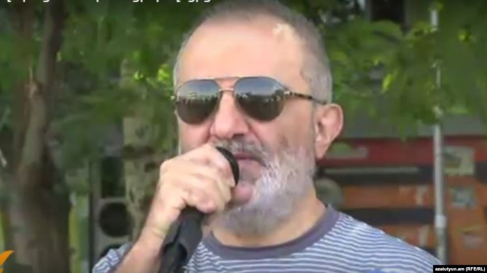Ալեք Ենիգոմշյանը ելույթ է ունենում Խորենացի փողոցում հանրահավաքի ժամանակ, Երևան, 25-ը հուլիսի, 2016թ․