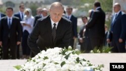 Ресей президенті Владимир Путин Ислам Каримовтің қабірі басына гүл қойып тұр. Самарқанд, Өзбекстан, 6 қыркүйек 2016 жыл.