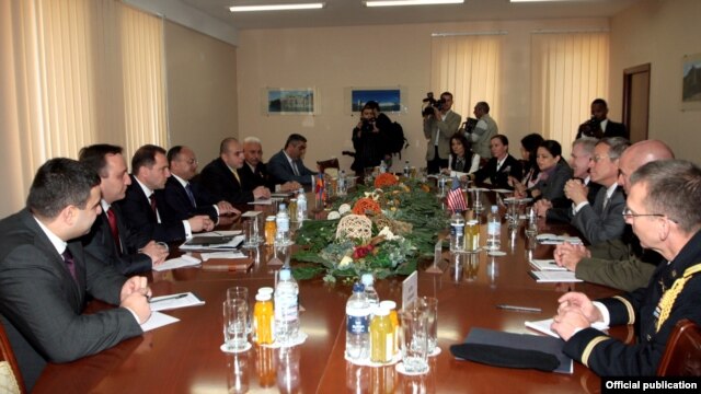 Armenia - Top Armenian and U.S. military officials hold talks in Yerevan, 29 Oct2012.