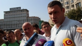 ცნობილი სპორტსმენი და ოპოზიციონერი, ვიტალი კლიჩკო საპროტესტო აქციაზე. კიევი, 4 ივლისი